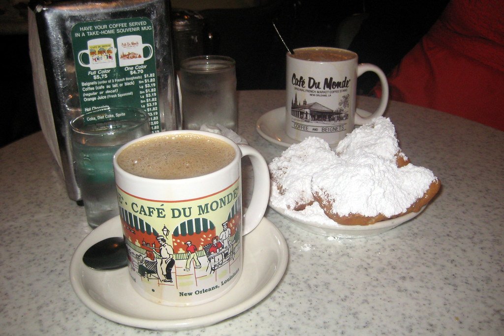 New Orleans - French Quarter: Café du Monde - Café au Lait and Beignets